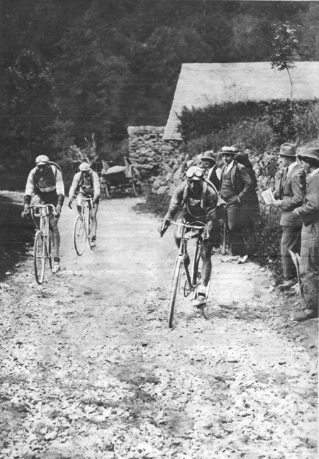 Bottescchia leads Pelissier and Aimo on the Aubisque