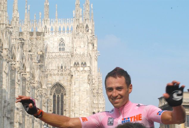 Gilberto Simoni wins the 2003 Giro d'Italia