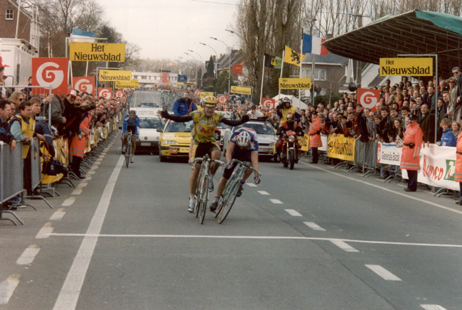 Gianni Bugno wins the 1994 tour of FLanders, barely beating Johan Museeuw