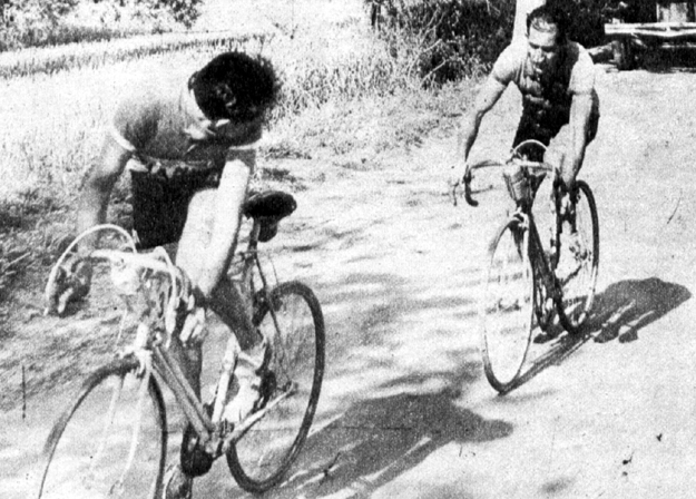 1949 Giro d'Italia: Fausto Coppi looks back at Gino Bartali