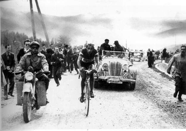 1949 Giro d'Italia: Fausto Coppi alone and off the front