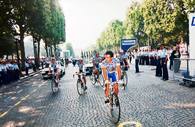 Roche at the final stage of the 1990 tour de France