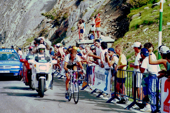 Ullrich riding to victory in the 1997 Tour's 10th stage