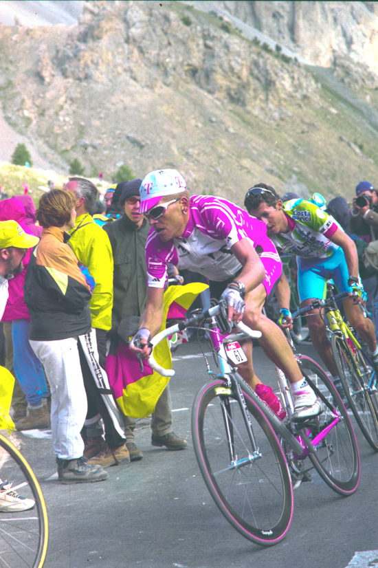 Ullrich races to Briancon in the 2000 tour de France