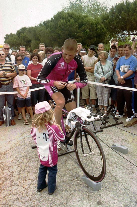 Jan Ullrich warms up for the 2001 Giro d'Italia stage 15 time trial