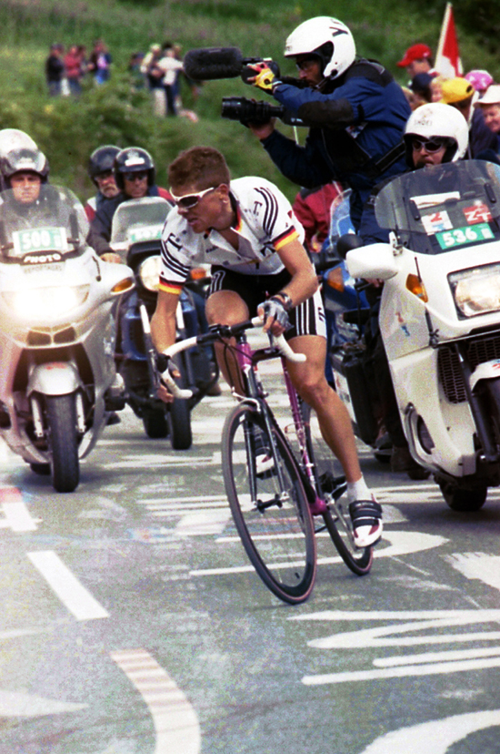 Ullrich races to l'Alpe d'Huez in the 2001 Tour de France