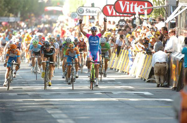 Petacchi wins stage 4