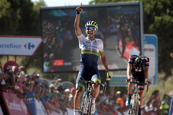 Johan Chaves wins stage 2