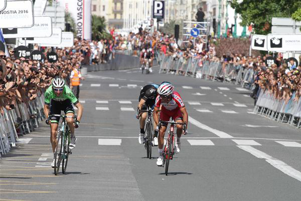 Bauke Mollema wins the sprint for second place