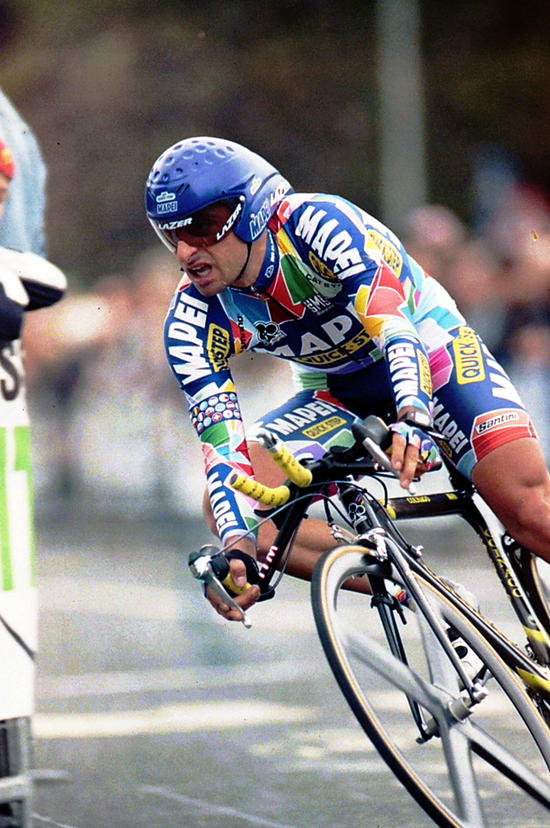 Bettini rides the 2002 Giro prologue