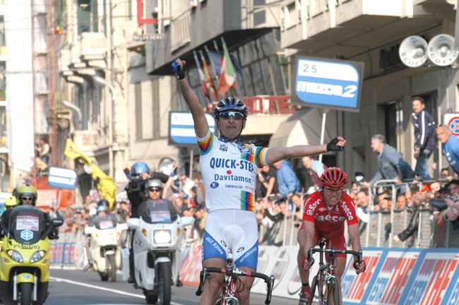 Paolo Bettini wins the 2003 Milano-San Remo