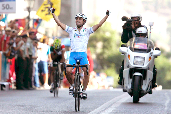 Bettini wins the 2004 Olympic mens' road race