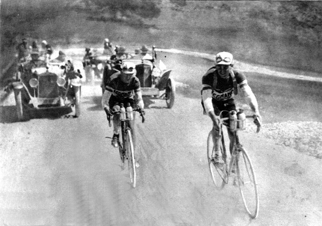 Alfredo Binda and Giovanni Brunero finish a stage in the 1926 Giro d'Italia