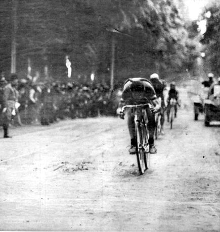 Alfredo Binda wins the first stage of the 1927 Giro d'Italia