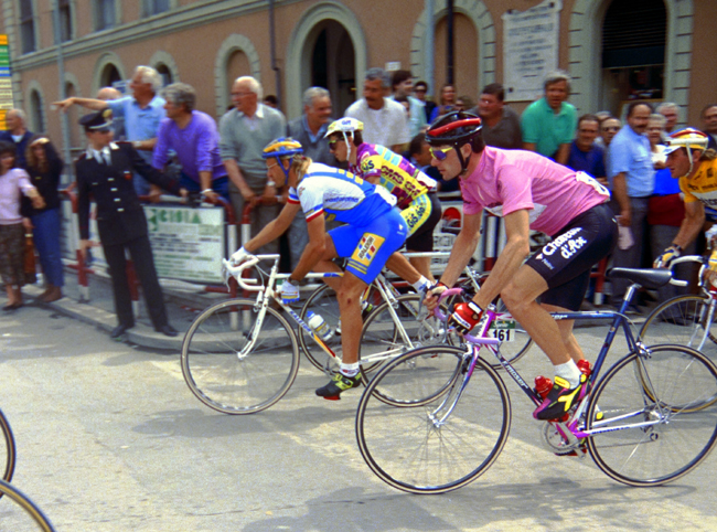 Bugno rides next to Laurent Fignon ins tage 6 of the 1990 Giro d'Italia