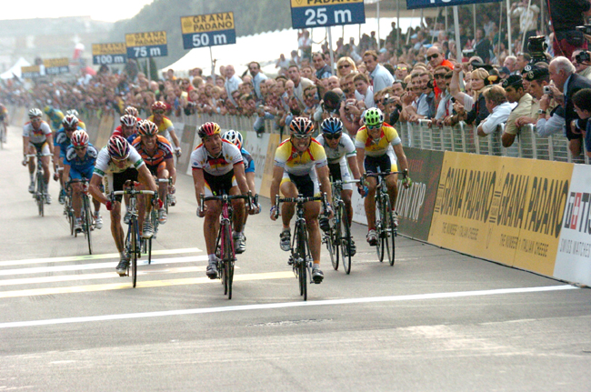 Oscar Freire wins the 2004 World Championships