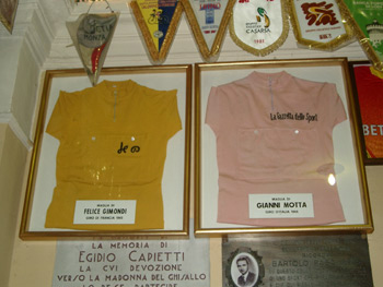 Gimondi's yellow and Gianni Motta's pink jersey