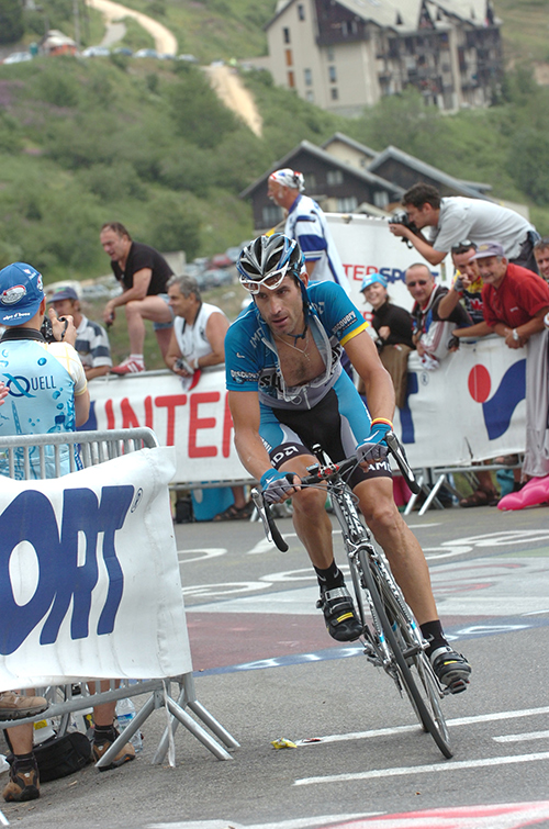 Hincapie climbs Alped d'huez in the 2006 Tur de France