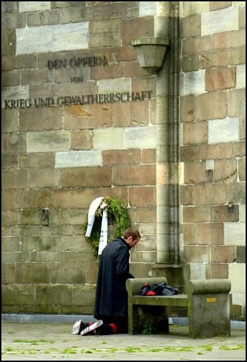 Man praying at Hamburg Cathedral